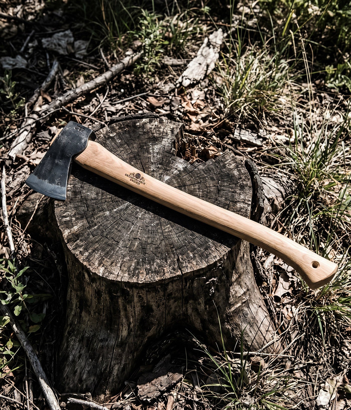 Forest axe with vegetable-tanned leather sheath and axe book