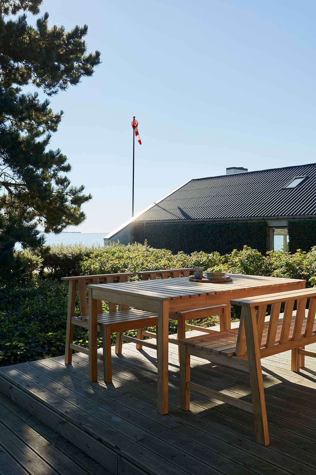 sleek garden bench
