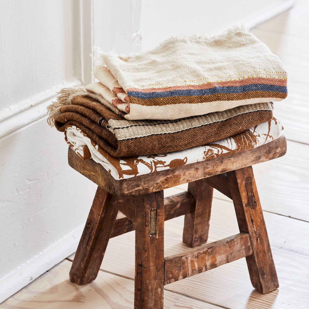 Artisan-woven hand towel made from 100% flax linen with organic charm