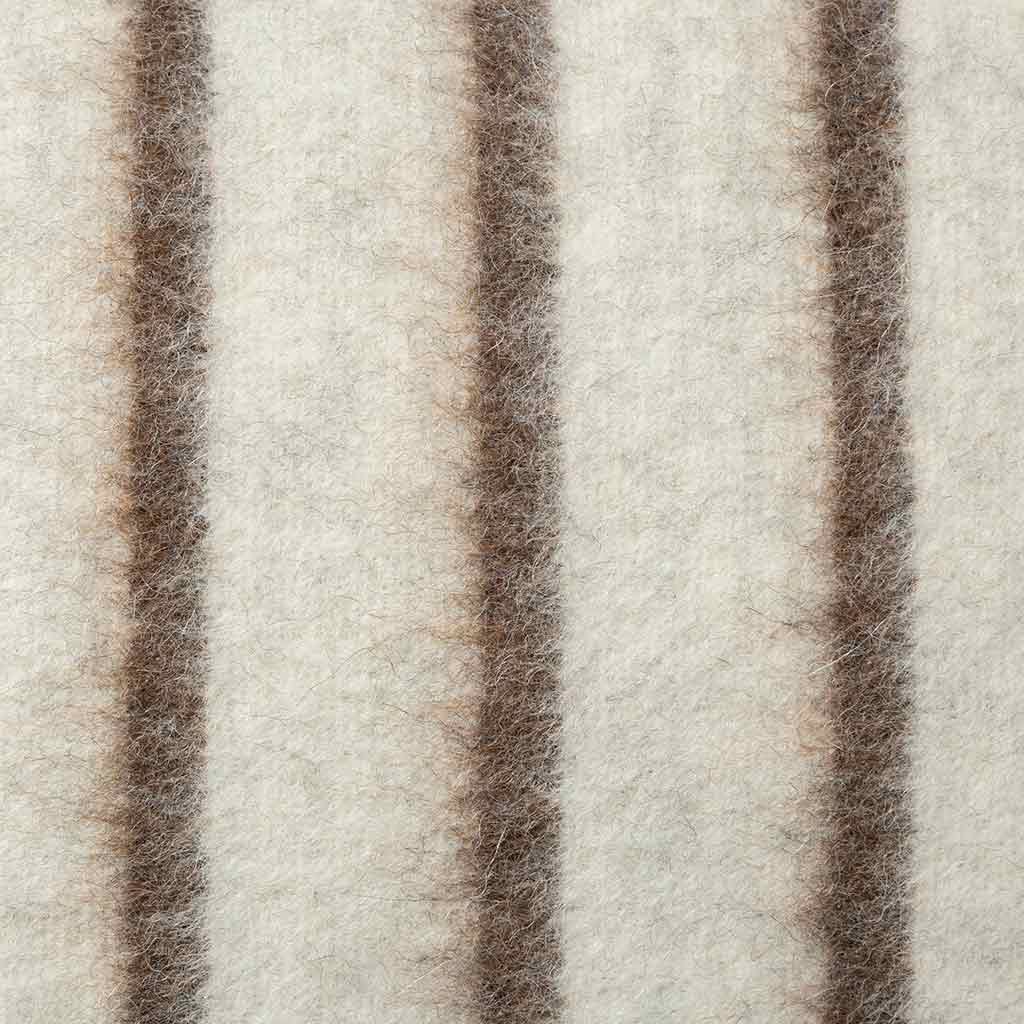 Lee lumbar close-up showing stripe sharpening into defined lines