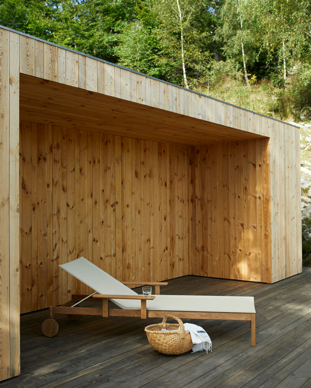 Weather-resistant teak lounge chair
