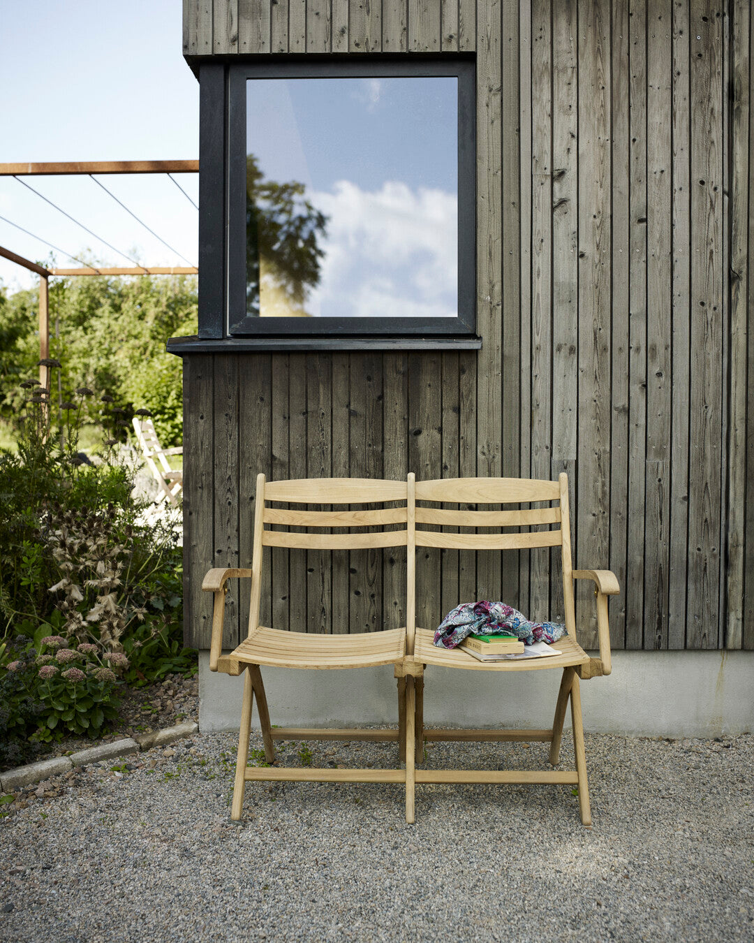 Long-lasting teak 2-seater bench
