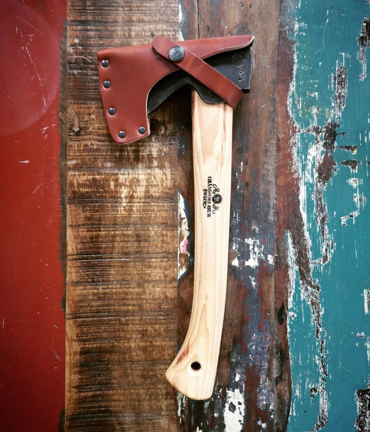 Hatchet for camping with sheath in vegetable-tanned leather for rucksack carry
