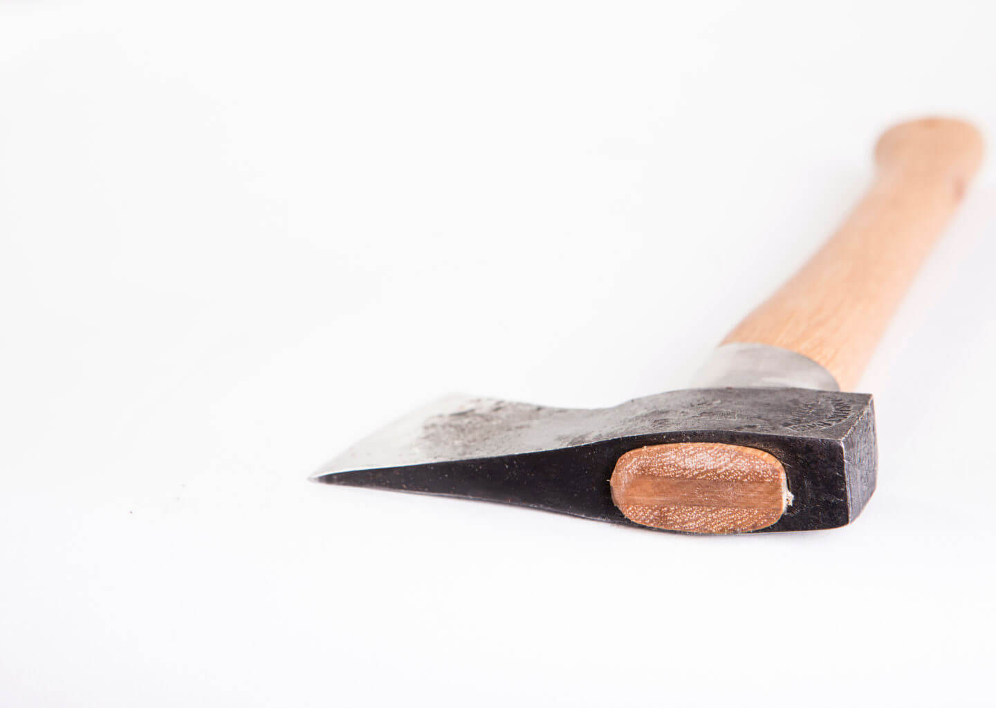 Compact axe balanced for comfortable handling and control