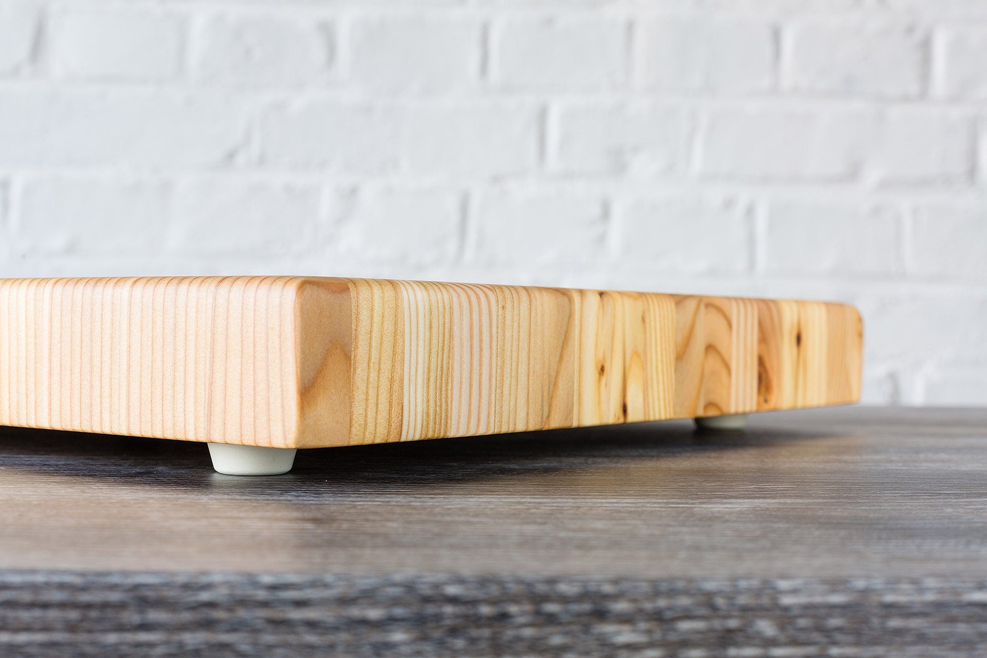 larch wood cutting board
