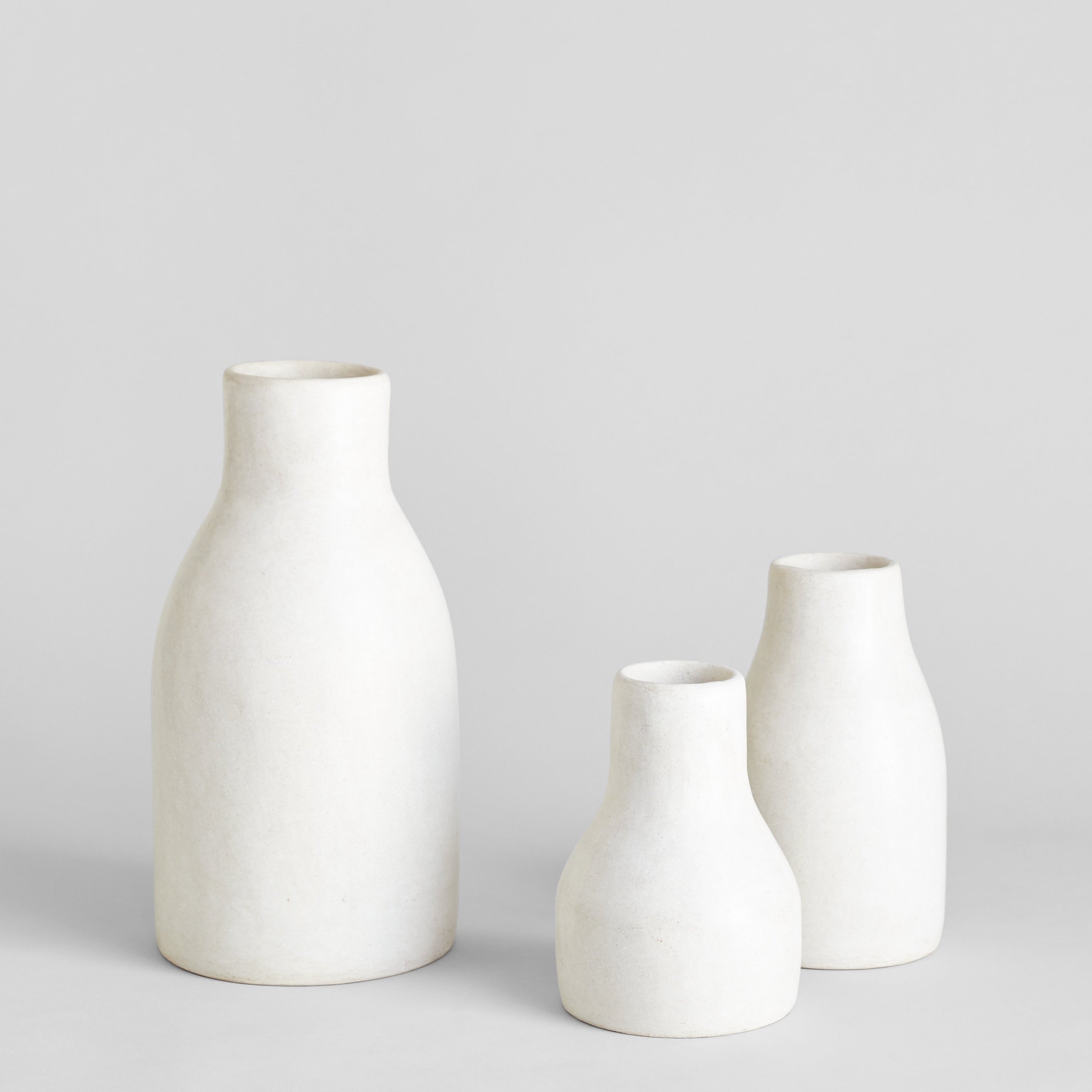 Monolithic ivory ceramic vase in ivory finish